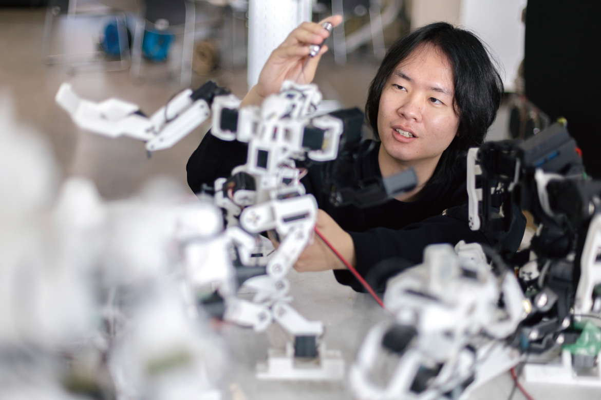 ロボットの調整をしている様子