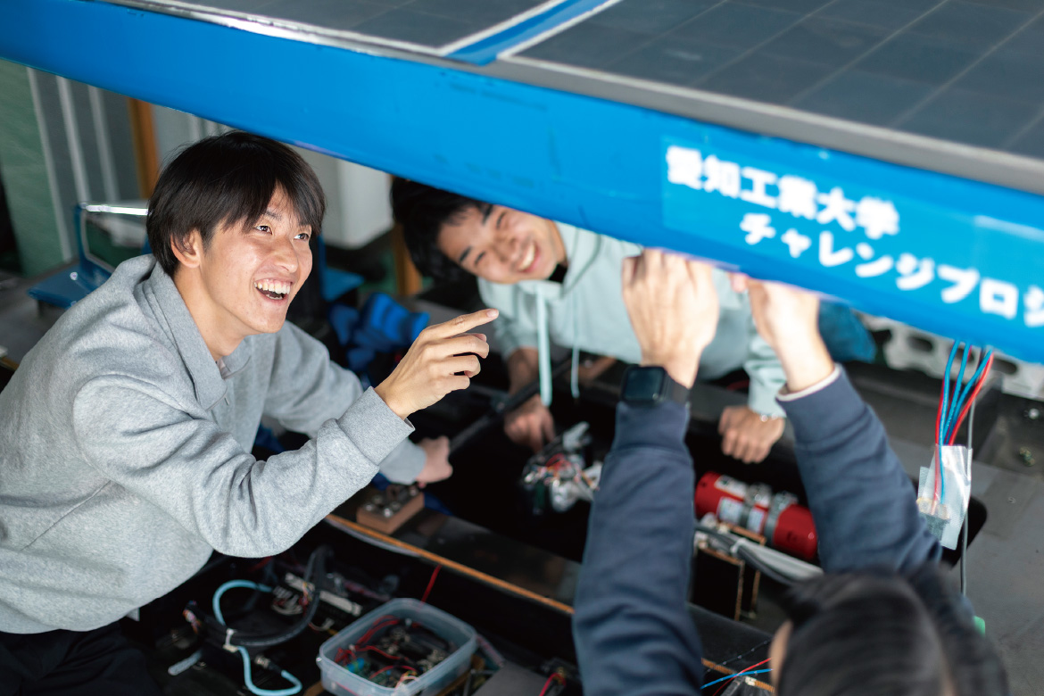ソーラーカーを制作する様子