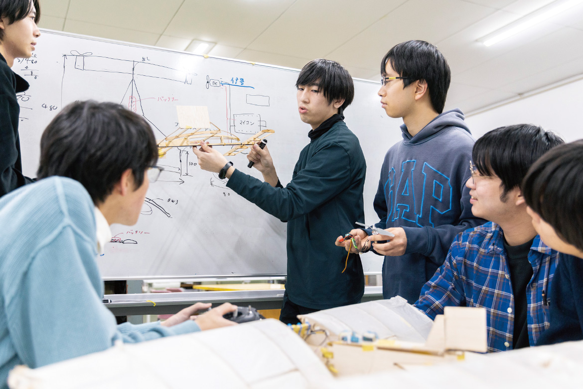 飛行ロボットの打ち合わせをする様子
