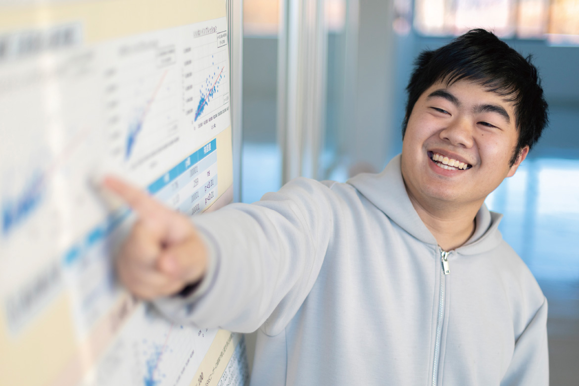 SNSの活用法を話す様子