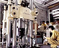 200ton f 変位速度制御材料試験装置