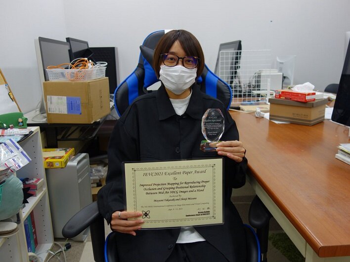 Excellent Paper Award を受賞した高崎真由美さん