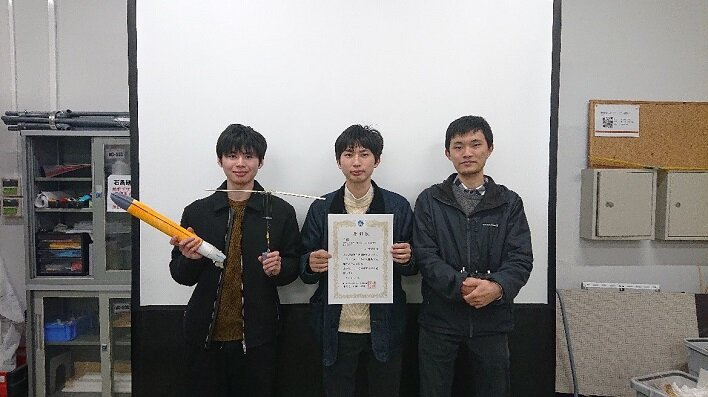 ペイロード有翼対空部門2位のMMMチーム 左から岩月さん(3年)、牧田さん(3年)、中納さん(3年)