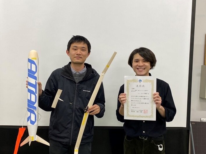 ペイロード有翼対空部門3位のAIT航空チーム 左から中納さん(3年)、青山さん(2年)