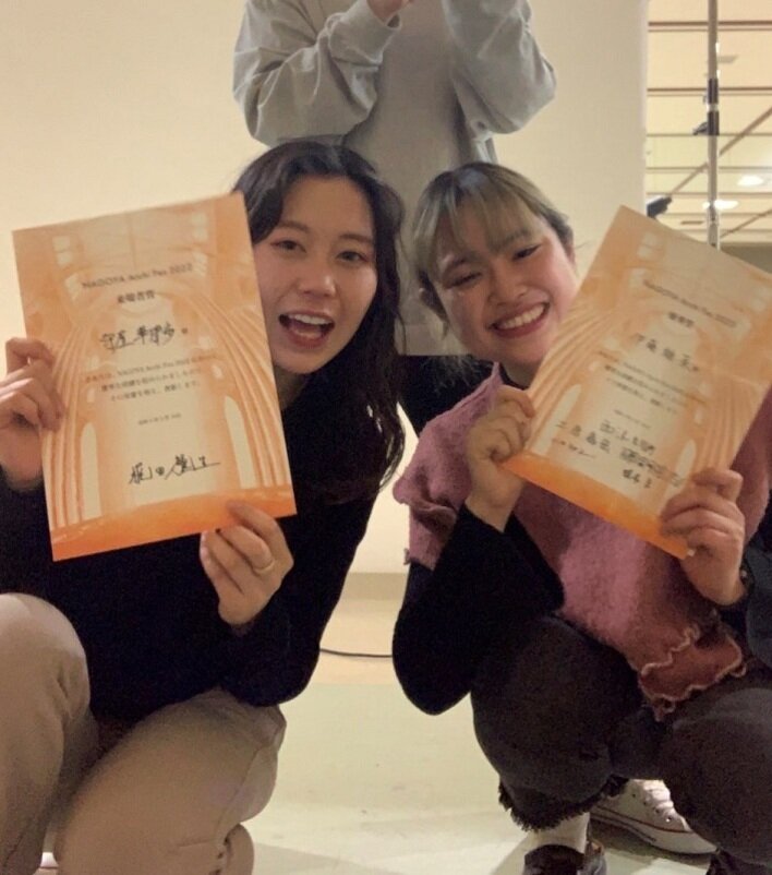 受賞した守屋華那歩さん(左)と伊藤稚菜さん