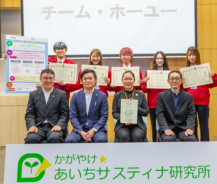 チーム・ホーユーで成果を発表した小林侑馬さん（後列左端）ら