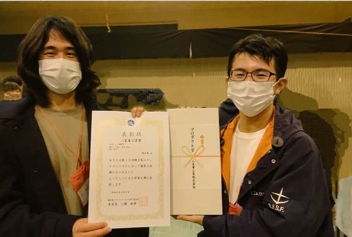 滞空・定点回収で審査員特別賞を受賞した今井大河さん(右)