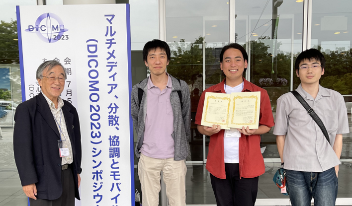 最優秀プレゼンテーション賞とベストカンバーサント賞を受賞した須崎翔太さん(右から2人目)