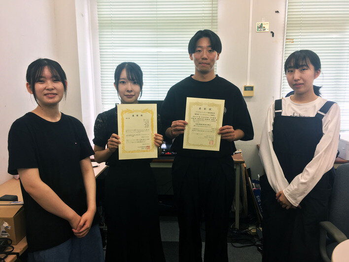 受賞チームの(左から)片山あず美さん、米田さやかさん、相原昌喜さん、山本千鶴さん