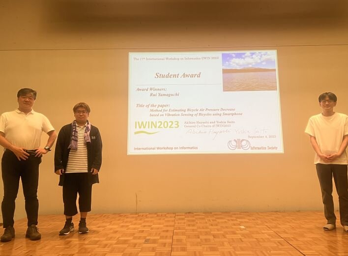 IWIN2023でStudent Awardの表彰を受ける山口さん(左から2人目)