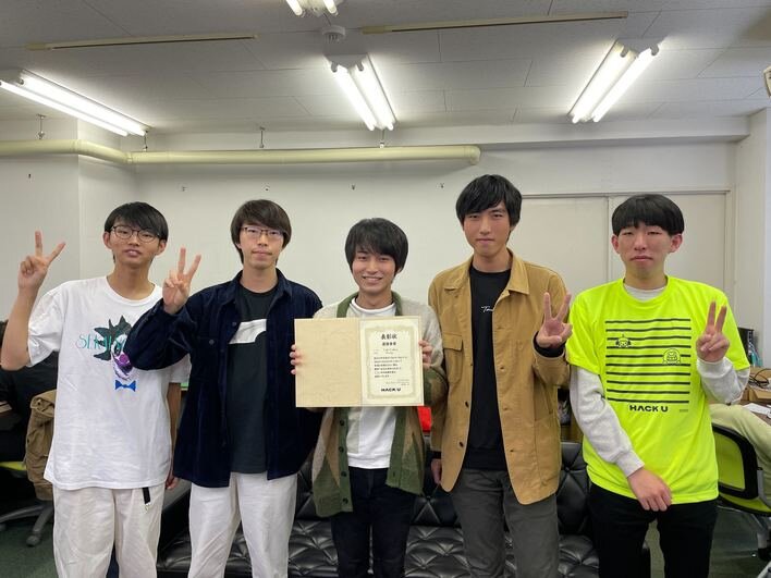 最優秀賞を射止めたCodeCraftersチーム