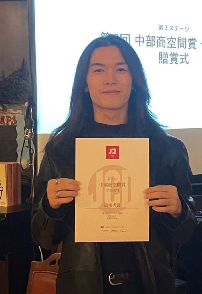 賞状を手にする髙橋さん