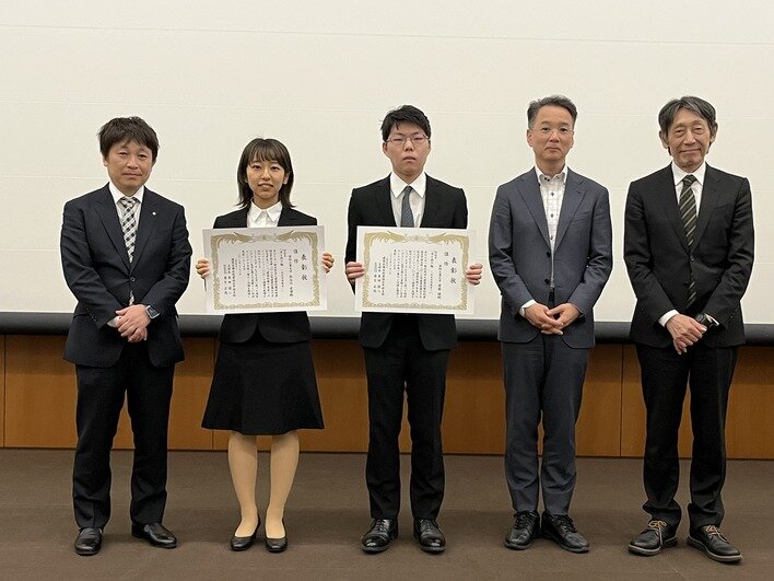 佳作に入選した齊藤さん（左から３人目）、長谷川さん（同２人目）