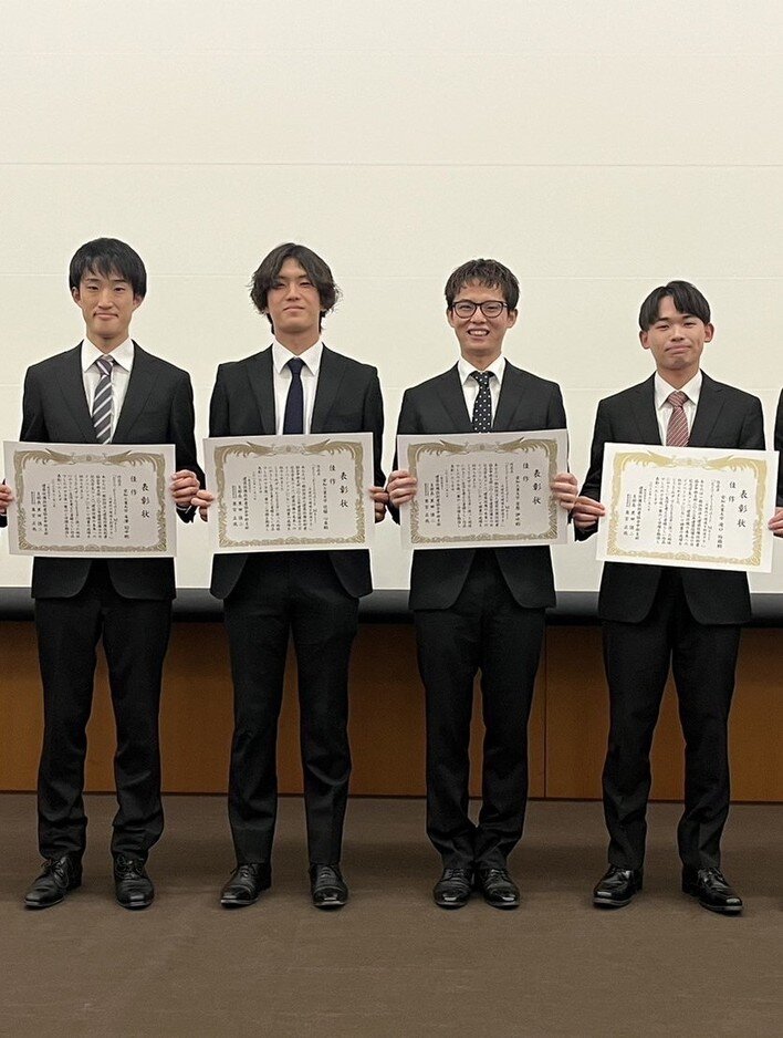受賞した学生たち