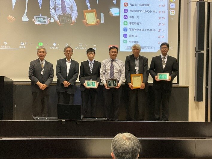日本写真測量学会奨励賞を受賞した竹内祐太朗さん(右端)