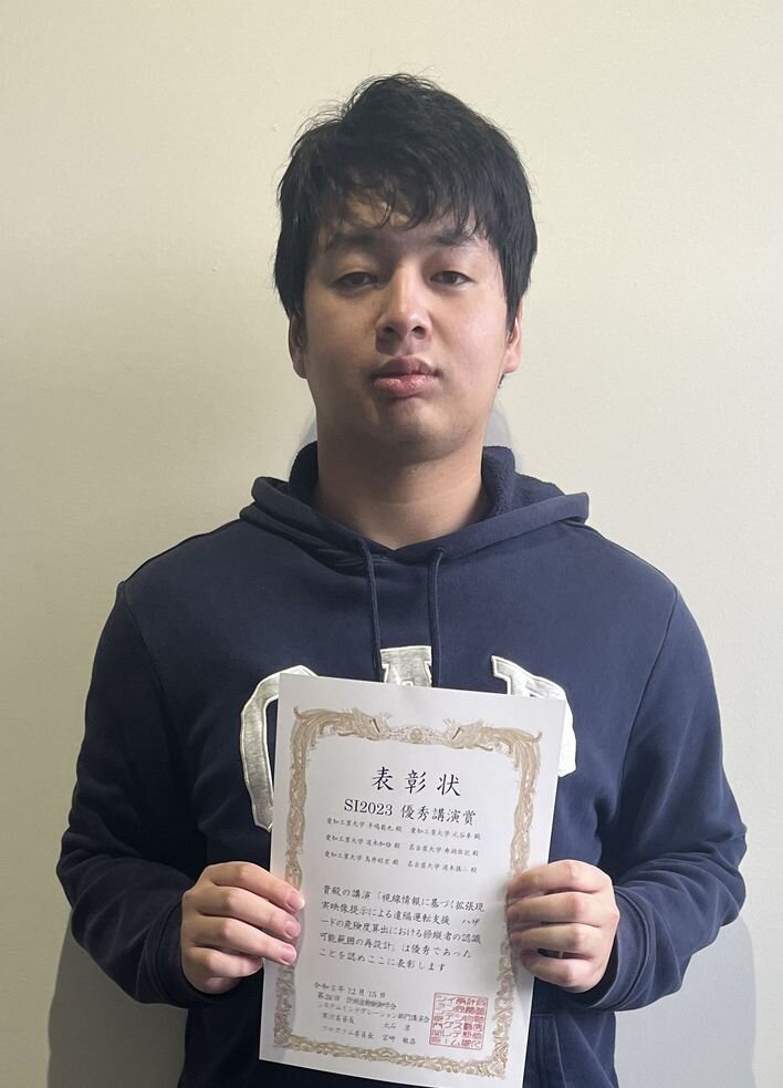 賞状を手にする手嶋龍也さん