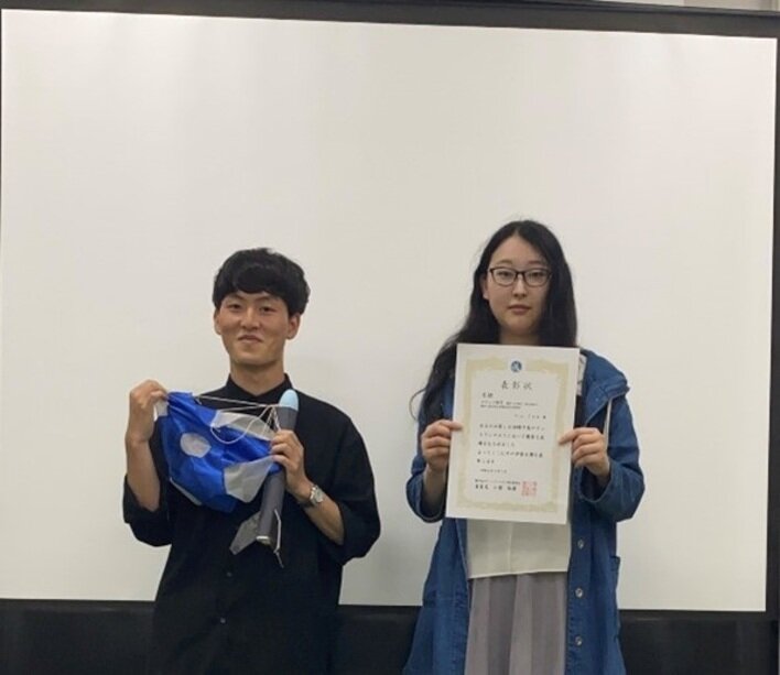 滞空・定点回収部門6位のfenチーム 左から森さん(2年)、松下さん(2年)