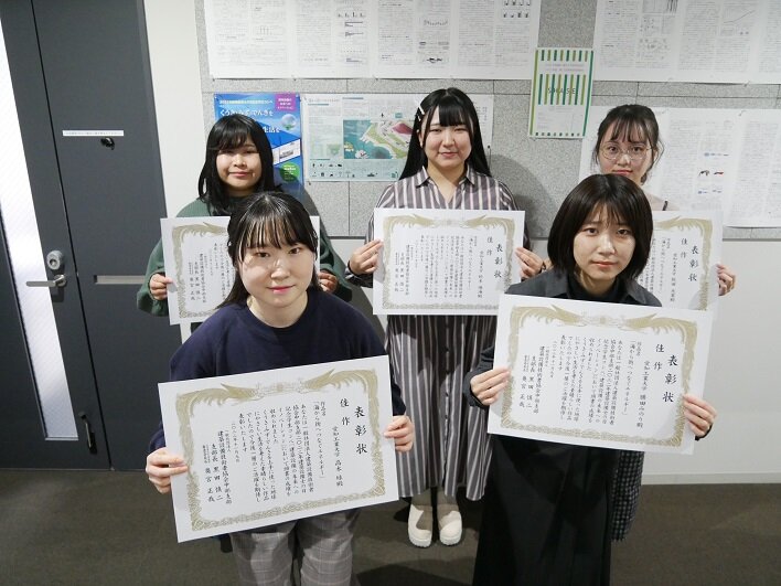 賞を受けた学生たち