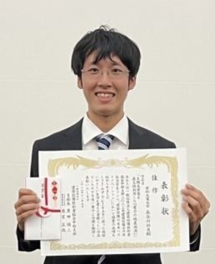 賞状を手にする長谷川さん