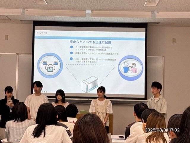 近藤智章さん(左から2番目)と安井優佑さん(右)(経営情報システム専攻3年)