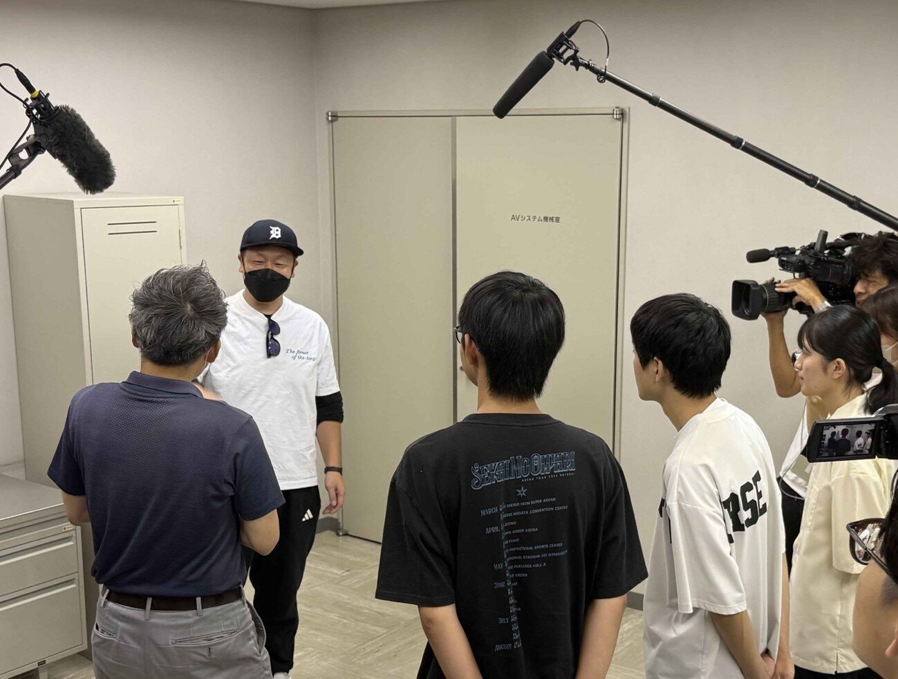 捜査体験問題にチャレンジしている様子、擬似捜査に参加し不審な点を探します