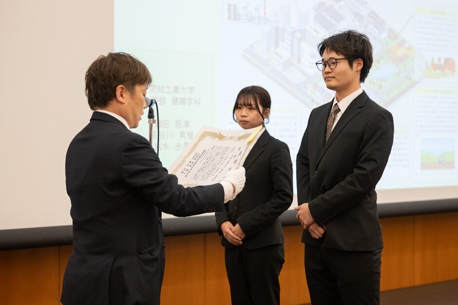 （右から）長谷川さん、鈴木さん