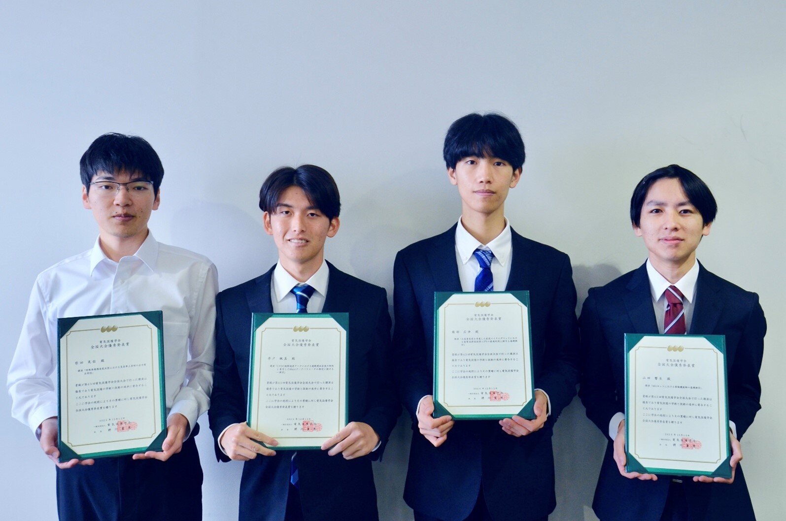 賞状を手にする受賞者ら（左から、柴田さん、井戸さん、服部さん、山田さん）