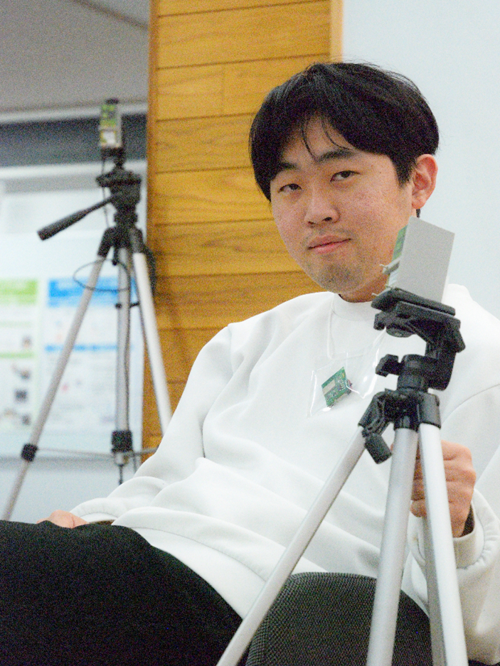 牧野さん：研究で作成したUWBアンテナに囲まれています