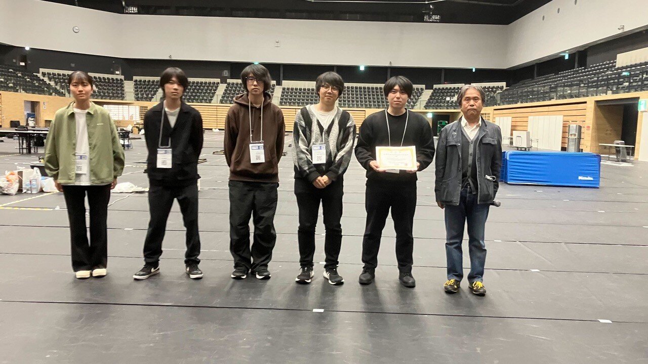 優勝したAIT-Rescueチーム。左から冨岡千遥さん、島田優希さん、新美舜也さん、剣持和貴さん、藤井駿太郎さん、伊藤暢浩教授
