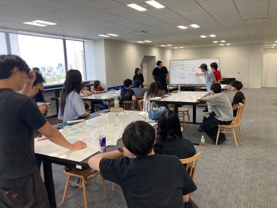新規事業アイデアを発表する様子