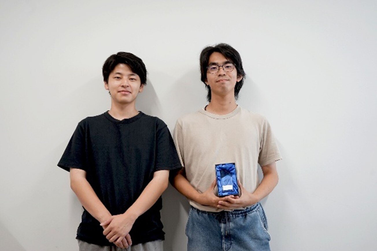 トロフィーを手にする護得久さんと平塚さん