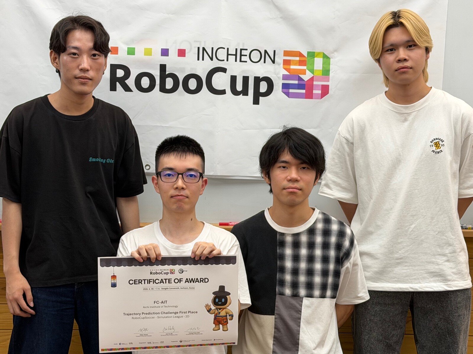 表彰状を受け取り写真に収まるFC-AIT(左から、西尾さん、橋本さん、菅本さん、植田さん)