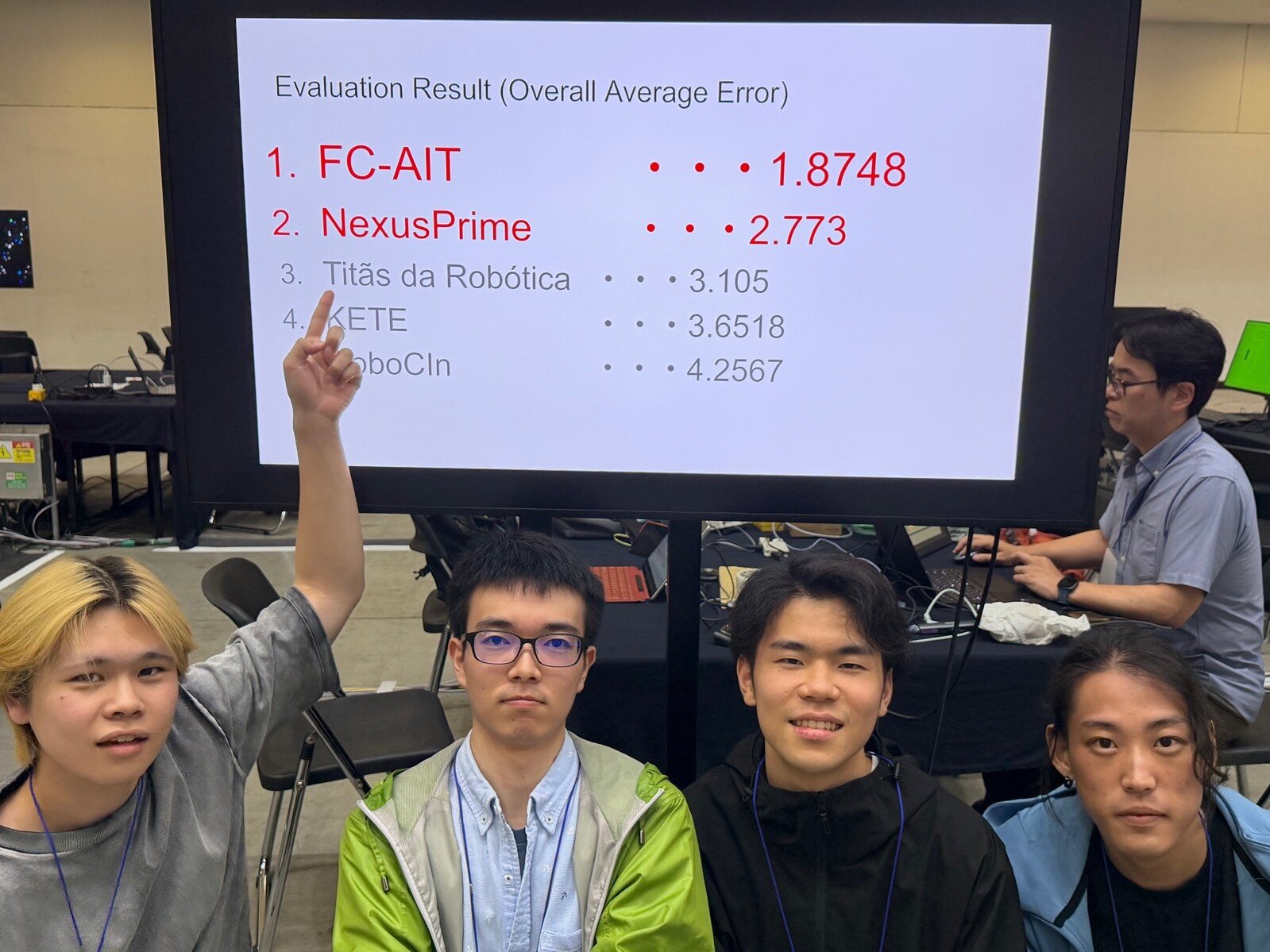 競技の結果発表を受けて、喜びのFC-AIT(左から、植田さん、橋本さん、菅本さん、西尾さん)
