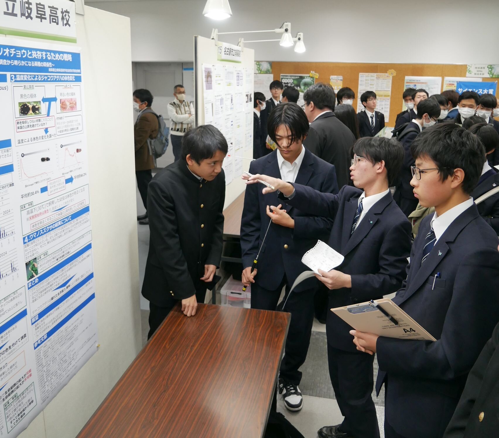 パネル展示発表で理解を深めあう高校生たち