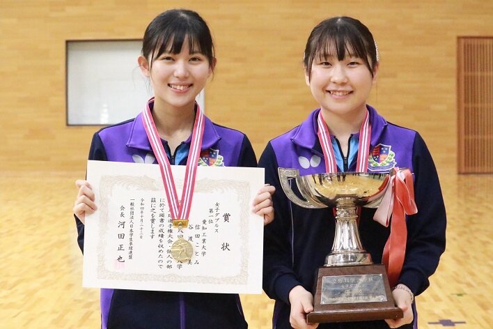 女子ダブルス初優勝の信田ことみ(左)/谷渡