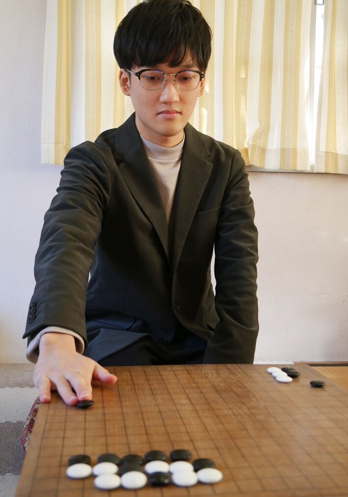棋士採用試験に合格した井川崚吾さん=部室で