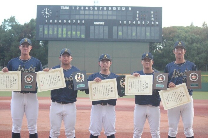 表彰を受けた、左から尾藤祐介、深見直人、野嵜翔太、中村優斗、相原大地の各選手