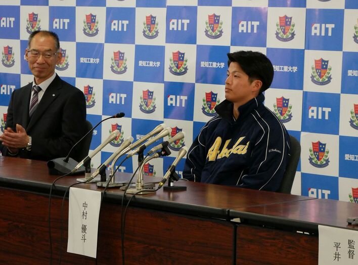 選出の報を受け表情を引き締める中村投手