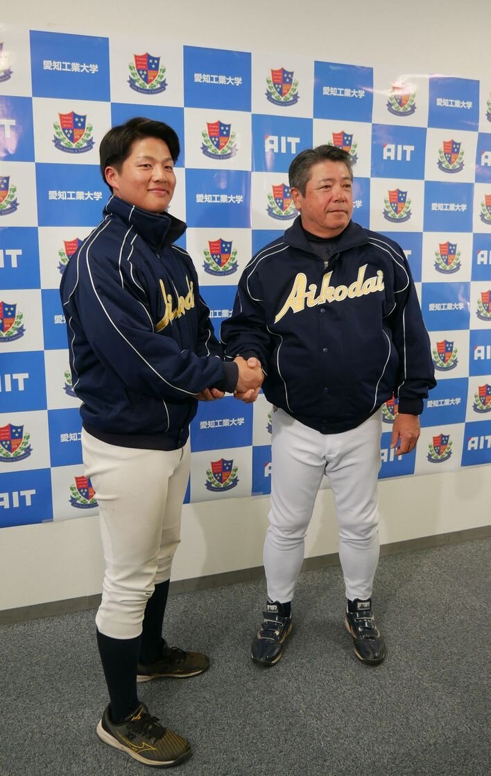 平井監督とがっちり握手