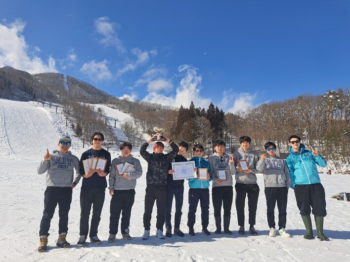 総合優勝を決めた競技スキー部