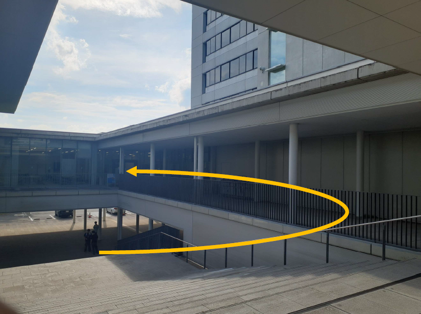 ラーニングコモンズまでの道のり。1号館の外階段を上がって2階へ。
