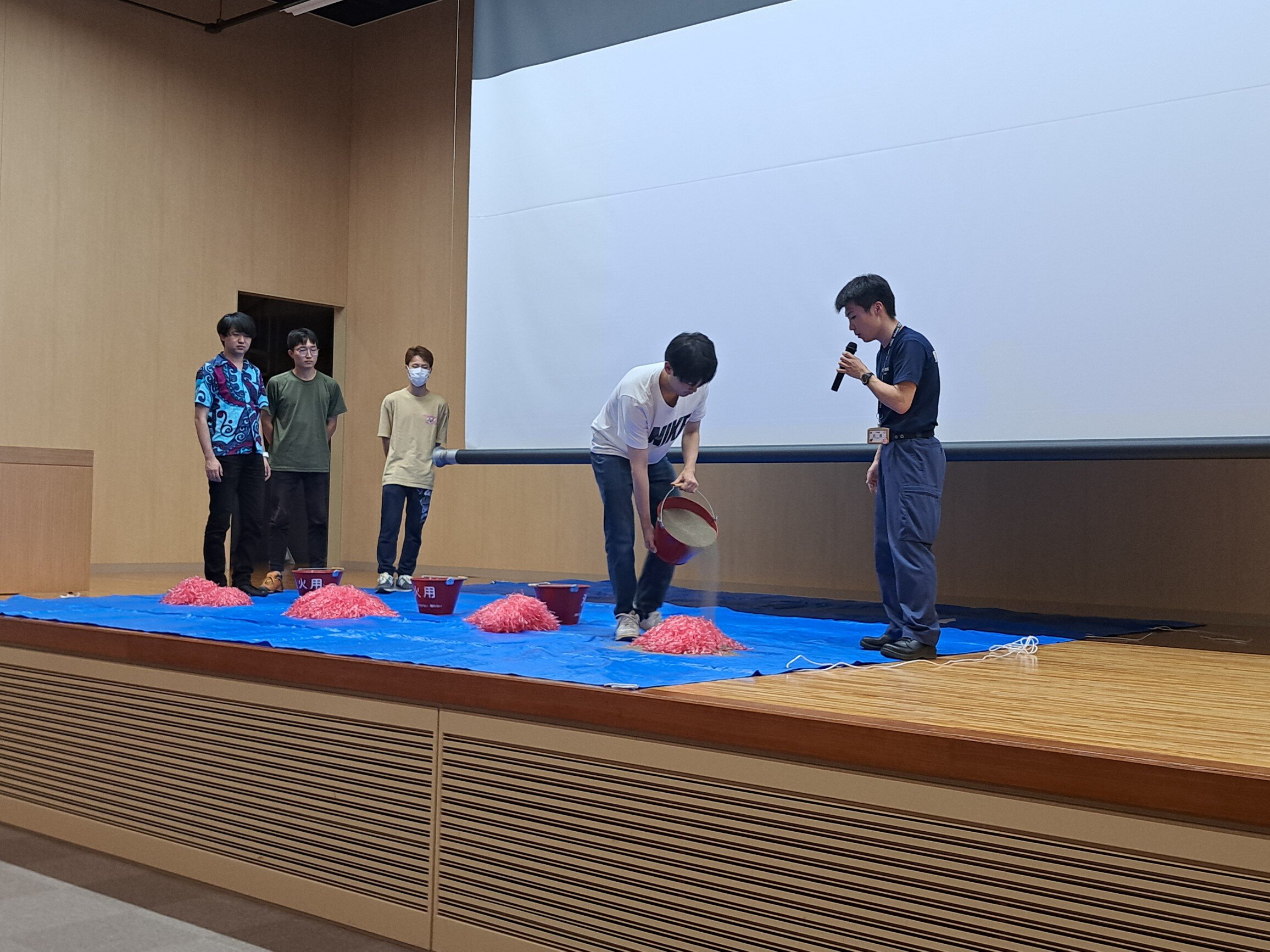 消火砂を使った消火訓練