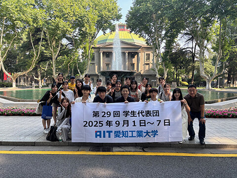 東南大学四牌楼キャンパスにて、横断幕を手に記念撮影