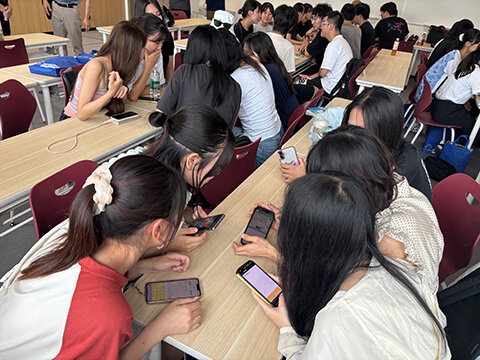 スマホアプリを活用し、日本語・中国語・英語で積極的に交流する学生たち
