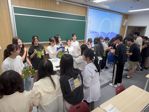交流会の締めくくりとして、互いに感謝の気持ちを伝え合う学生たち