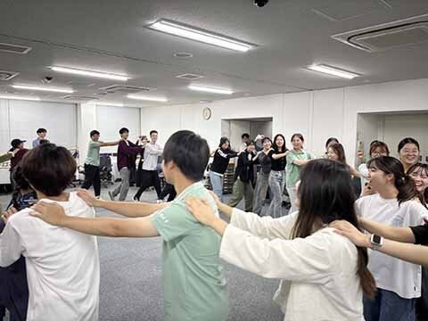じゃんけん列車の最後に、両大学の学生がひとつの輪に