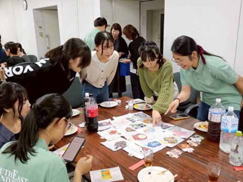 手作りのアイロンビーズ作品を紹介する学生