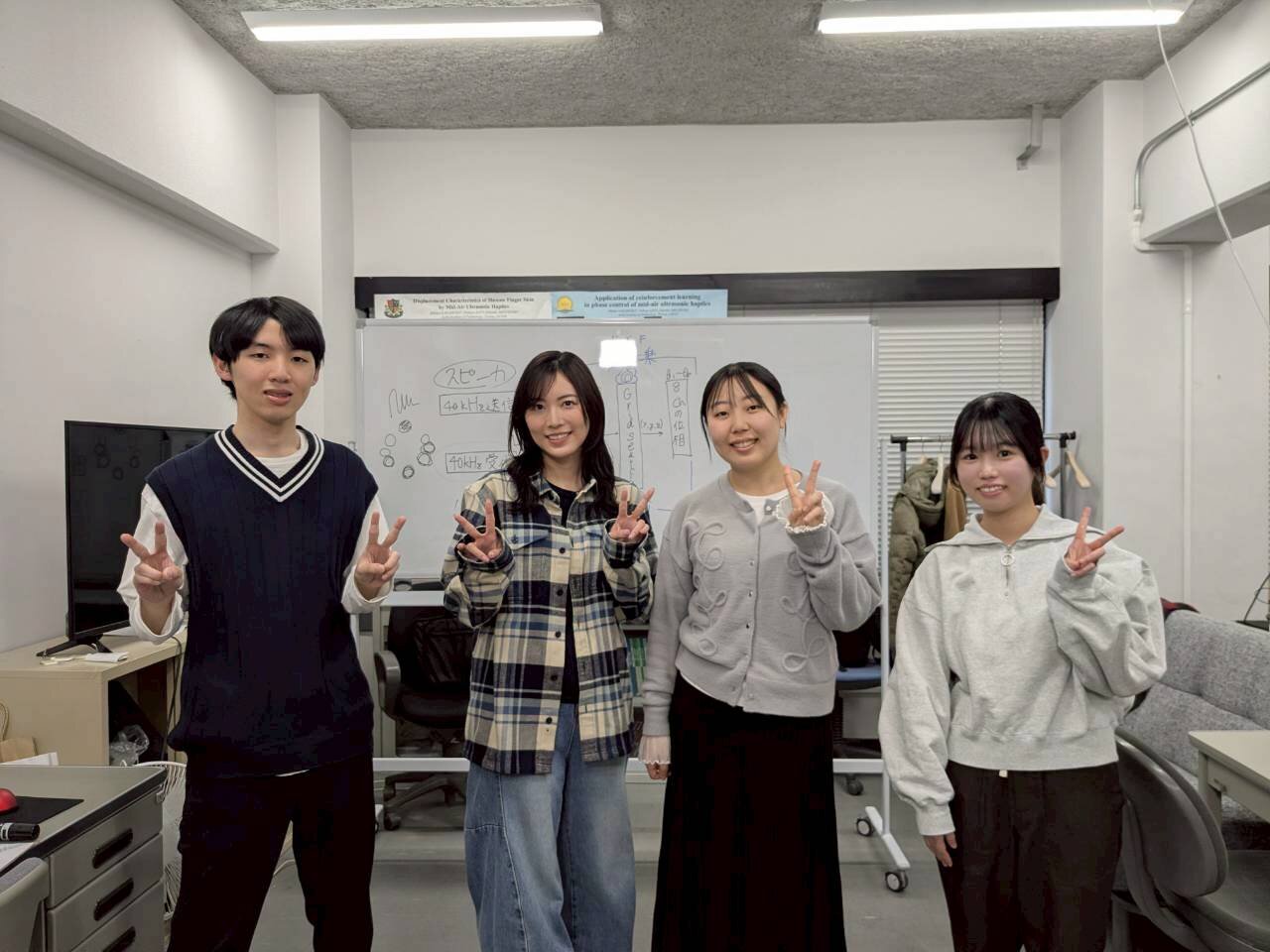 松井珠理奈さん（右から3人目）と中村さん（同２人目）