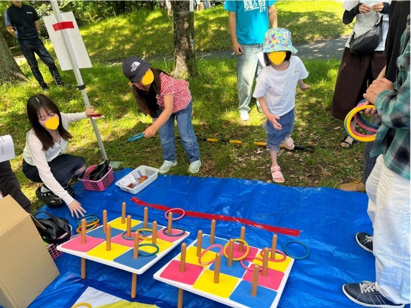 わなげに悪戦苦闘する子どもたち