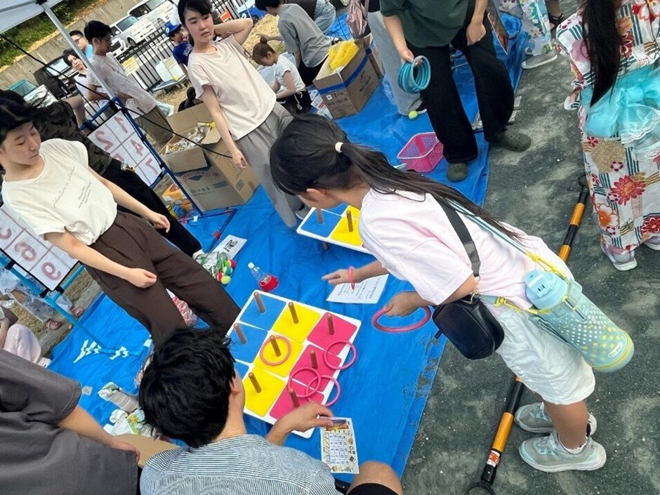 わなげに挑戦する参加者